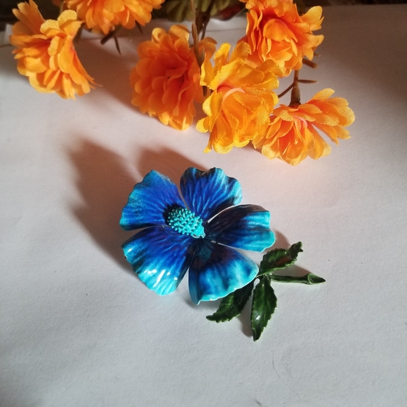 Beautiful VTG Flower Brooch - Picture 6 of 8